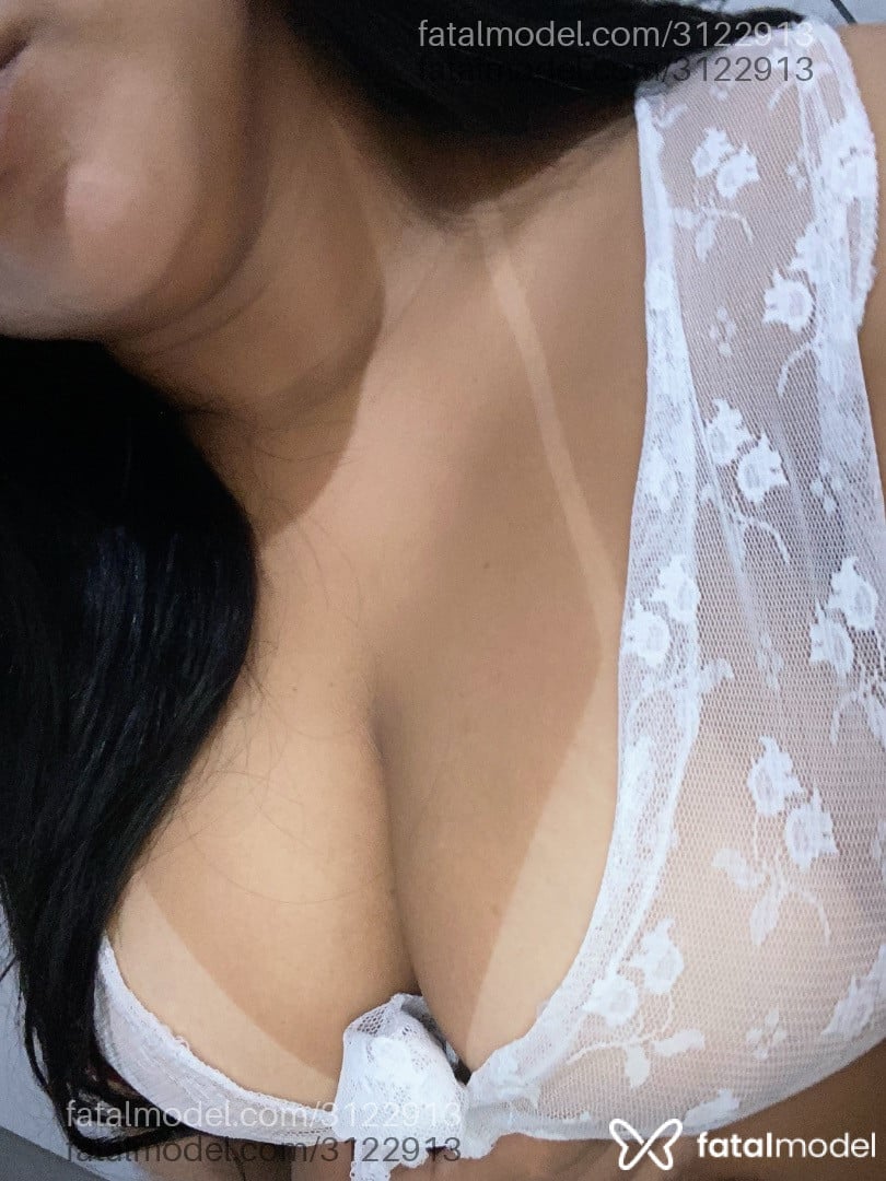 Acompanhante mulher com cabelo castanho de olhos pretos - Esther Acompanhante mulher com cabelo castanho de olhos pretos - Esther
