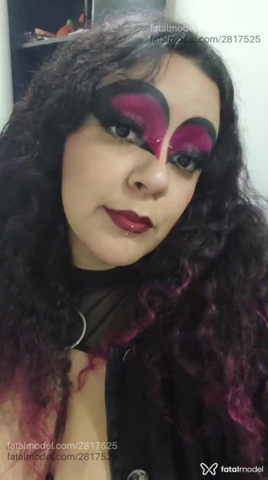 Acompanhante mulher com cabelo colorido de olhos castanhos - Lola Harlot