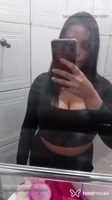Acompanhante mulher morena (o) de olhos pretos em Carapicuíba Acompanhante mulher morena (o) de olhos pretos em Carapicuíba - Pétala