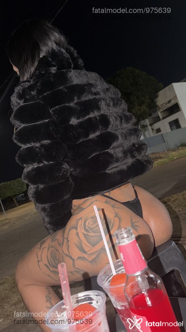 Acompanhante mulher trans com cabelo castanho de olhos castanhos - Julinha Campos