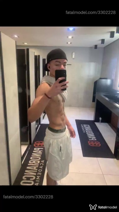 Acompanhante homem com cabelo castanho de olhos castanhos - Savage