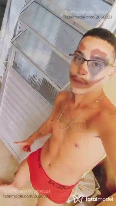 Acompanhante homem com cabelo castanho de olhos castanhos - Japiinha