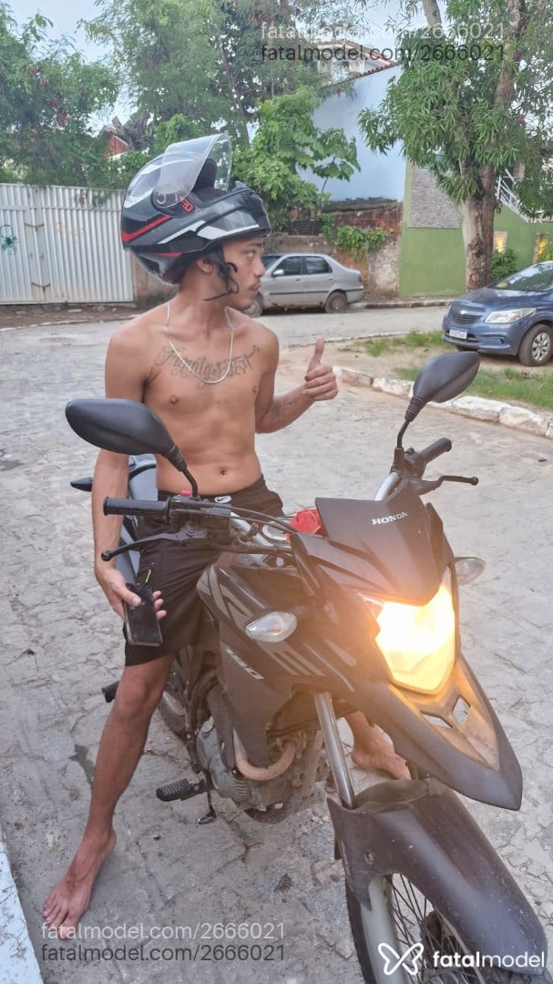 Acompanhante homem com cabelo castanho de olhos castanhos - Japiinha