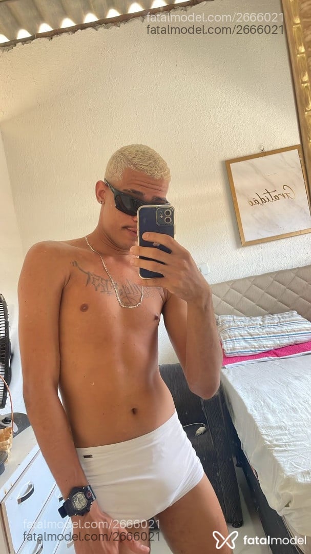Acompanhante homem com cabelo castanho de olhos castanhos - Japiinha