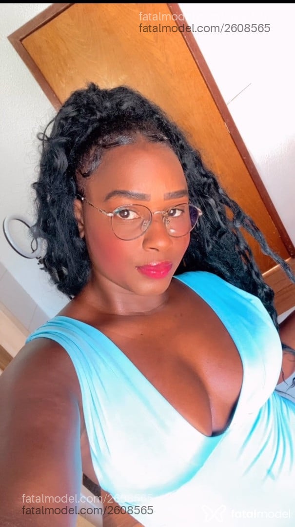 Acompanhante mulher com cabelo castanho de olhos pretos - Isa