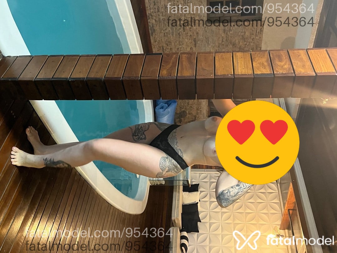 Acompanhante mulher com cabelo castanho de olhos verdes - Rafaella