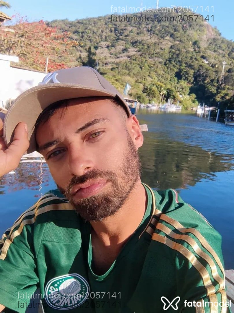 Acompanhante homem com cabelo castanho de olhos verdes em Balneário Camboriú Acompanhante homem com cabelo castanho de olhos verdes em Balneário Camboriú - Vini