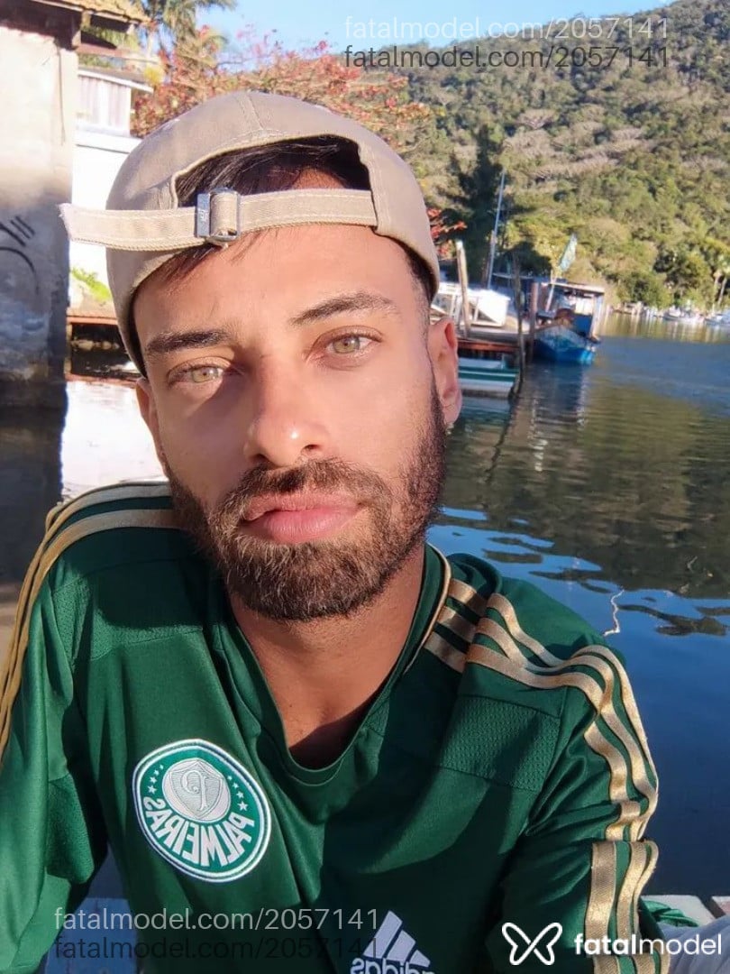 Acompanhante homem com cabelo castanho de olhos verdes em Balneário Camboriú Acompanhante homem com cabelo castanho de olhos verdes em Balneário Camboriú - Vini