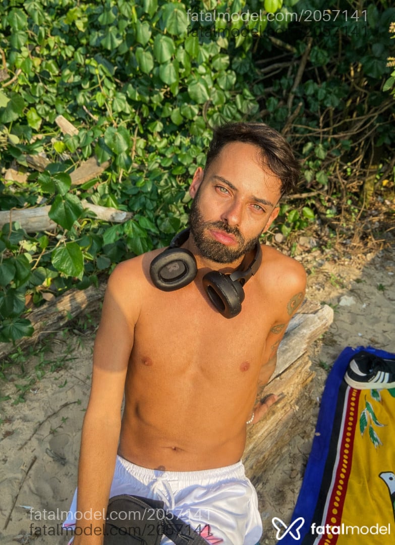 Acompanhante homem com cabelo castanho de olhos verdes em Balneário Camboriú Acompanhante homem com cabelo castanho de olhos verdes em Balneário Camboriú - Vini