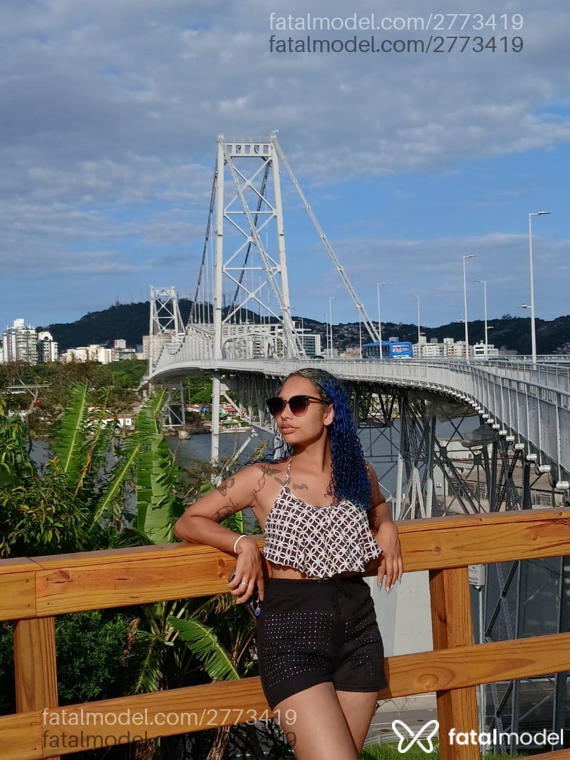 Acompanhante mulher com cabelo colorido de olhos castanhos em Guarapuava - Pesseguinha