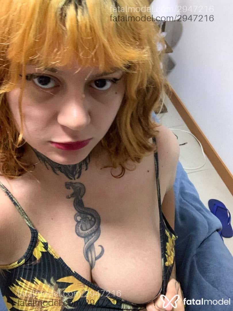 Acompanhante mulher ruiva (o) de olhos pretos - Lore Cherry