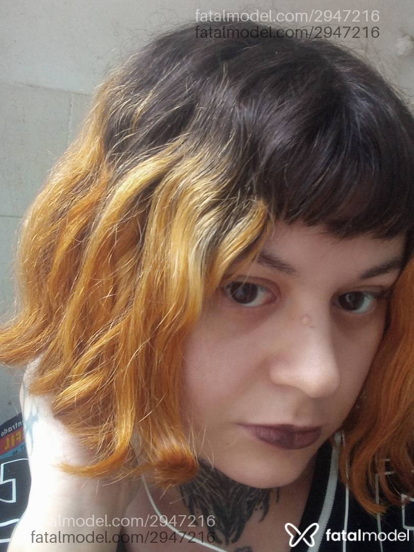 Acompanhante mulher ruiva (o) de olhos pretos - Lore Cherry