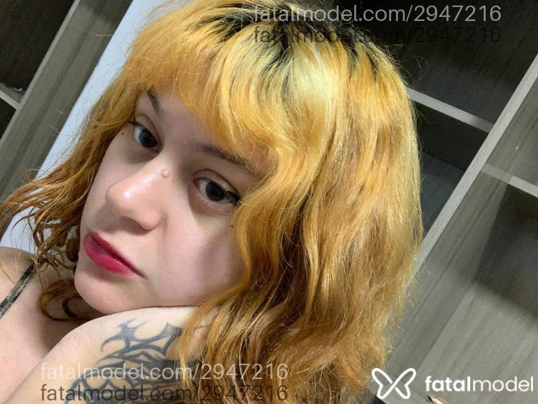 Acompanhante mulher ruiva (o) de olhos pretos - Lore Cherry