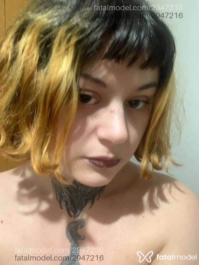 Acompanhante mulher ruiva (o) de olhos pretos - Lore Cherry