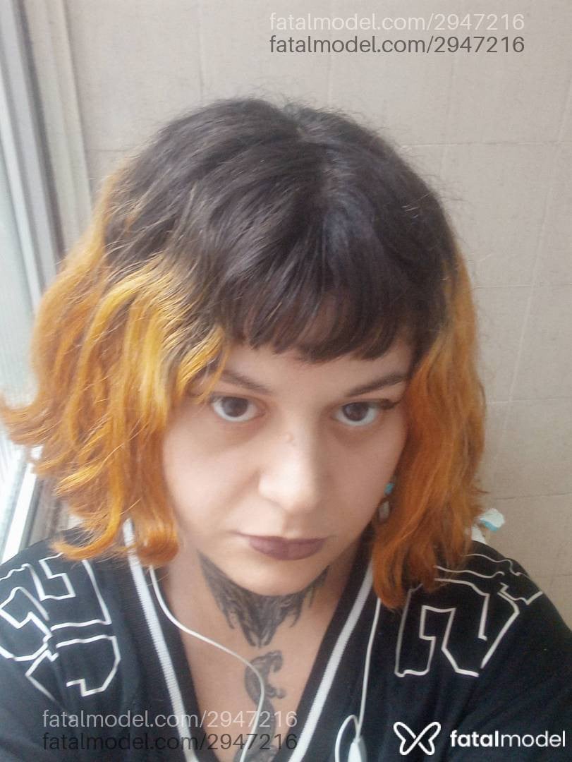 Acompanhante mulher ruiva (o) de olhos pretos - Lore Cherry