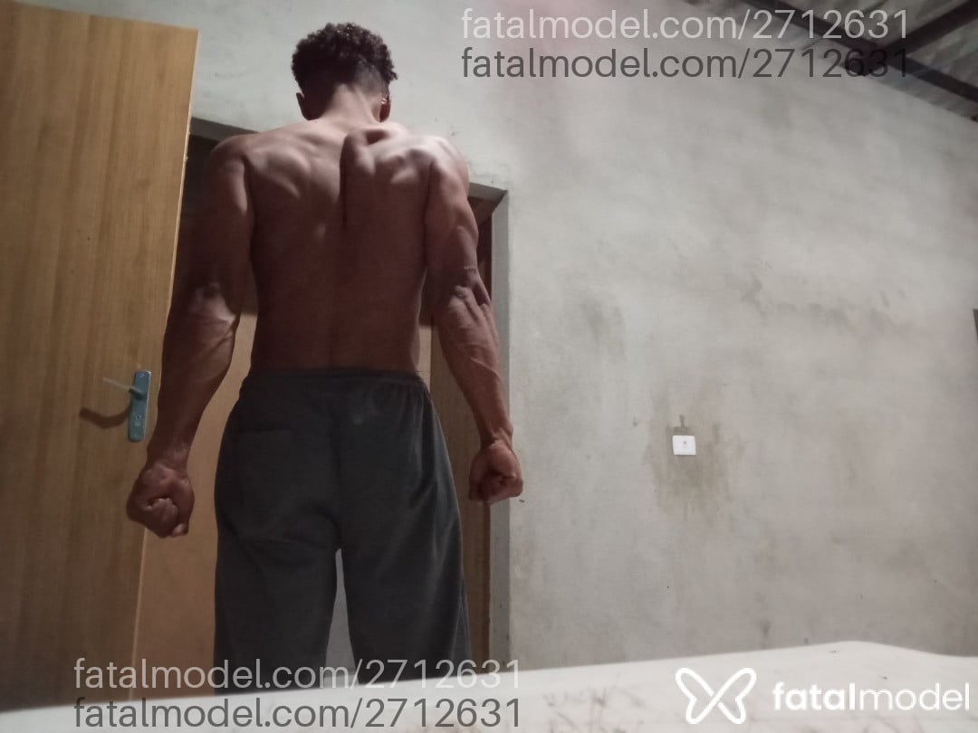 Acompanhante homem com cabelo castanho de olhos castanhos - Hurgo Acompanhante homem com cabelo castanho de olhos castanhos - Hurgo
