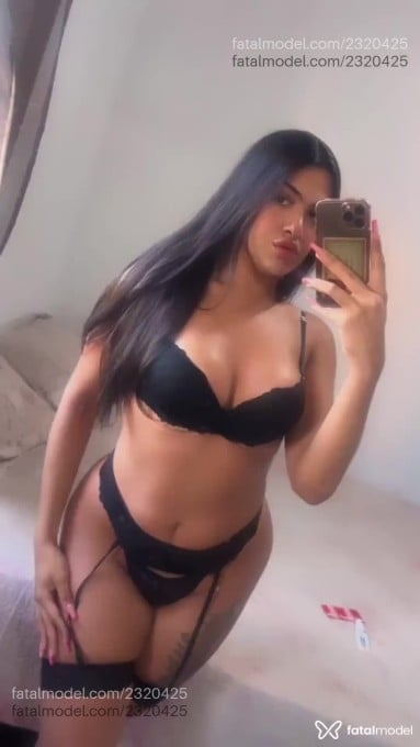 Acompanhante mulher trans morena (o) de olhos pretos - Laura Beatriz