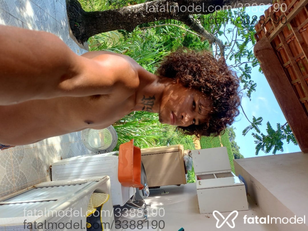 Acompanhante homem com cabelo castanho de olhos castanhos em Colatina - Miguel