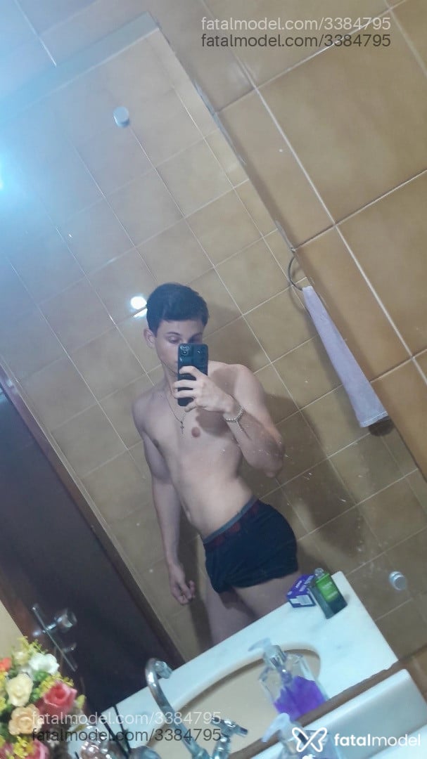 Acompanhante homem com cabelo castanho de olhos castanhos em Criciúma Acompanhante homem com cabelo castanho de olhos castanhos em Criciúma - Blanco
