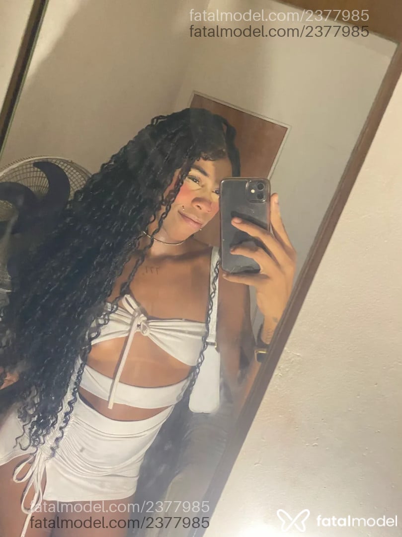 Acompanhante mulher trans morena (o) de olhos pretos - Luana