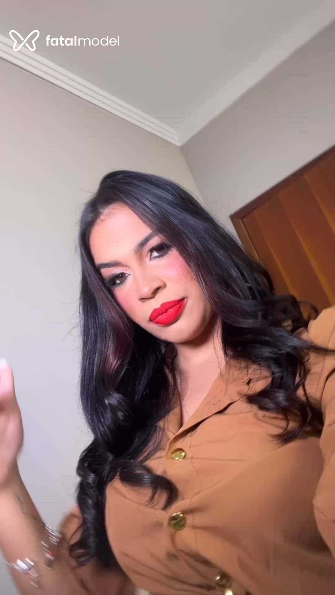 Acompanhante mulher morena (o) de olhos mel - Tainná