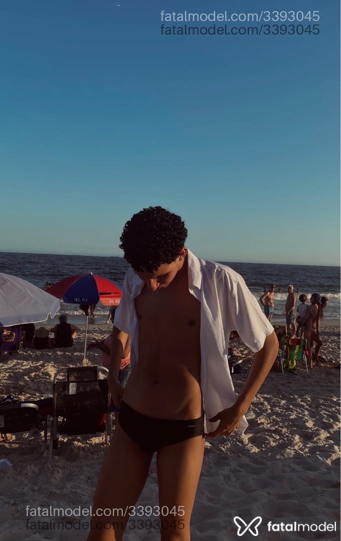 Acompanhante homem com cabelo grisalho de olhos castanhos - Theo Lusan Acompanhante homem com cabelo grisalho de olhos castanhos - Theo Lusan