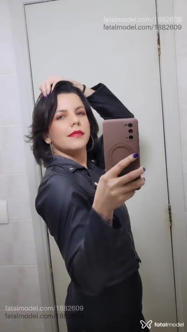 Acompanhante mulher com cabelo castanho de olhos verdes em Curitiba - Gisele Machado