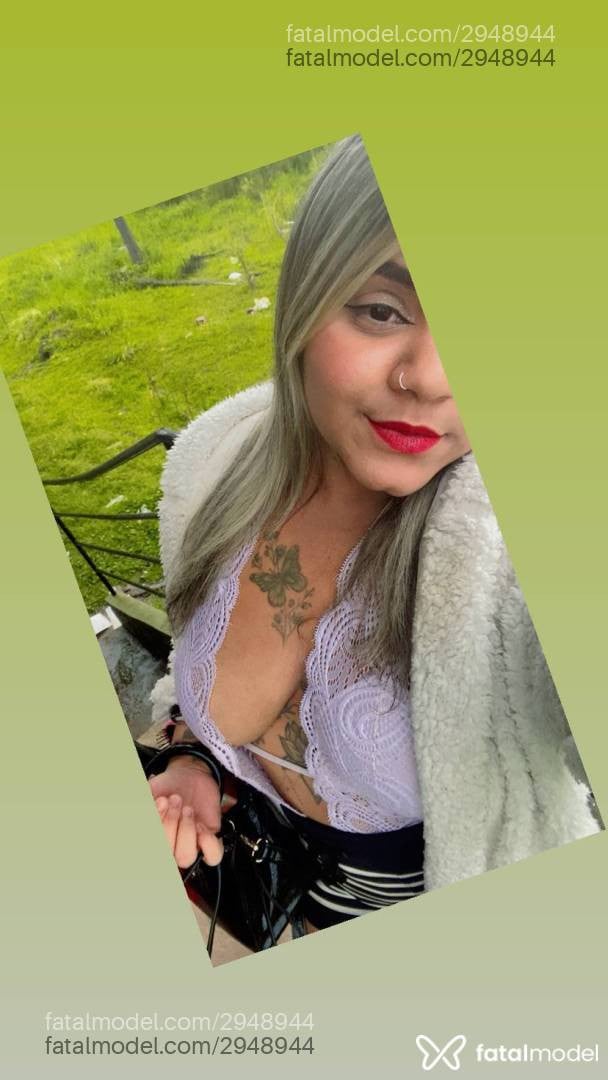 Acompanhante mulher loira (o) de olhos pretos - Maria