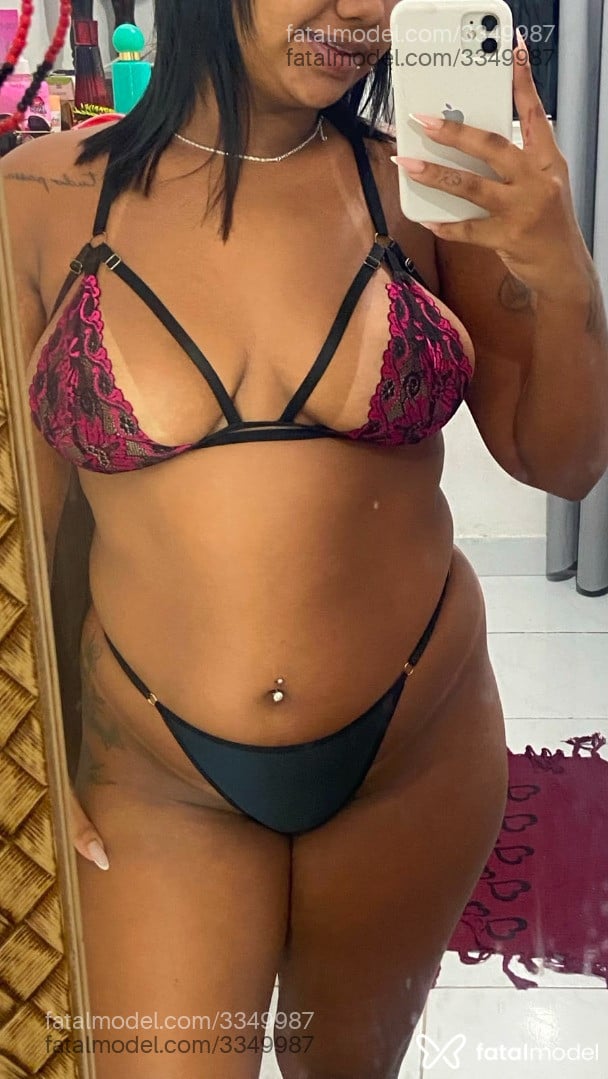 Acompanhante mulher morena (o) de olhos castanhos - Morena Acompanhante mulher morena (o) de olhos castanhos - Morena