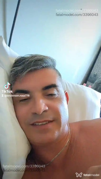 Acompanhante homem com cabelo grisalho de olhos castanhos em Bombinhas - Andershow