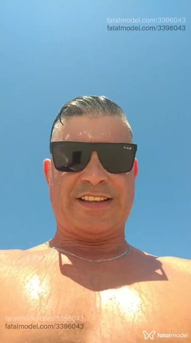 Acompanhante homem com cabelo grisalho de olhos castanhos em Bombinhas - Andershow