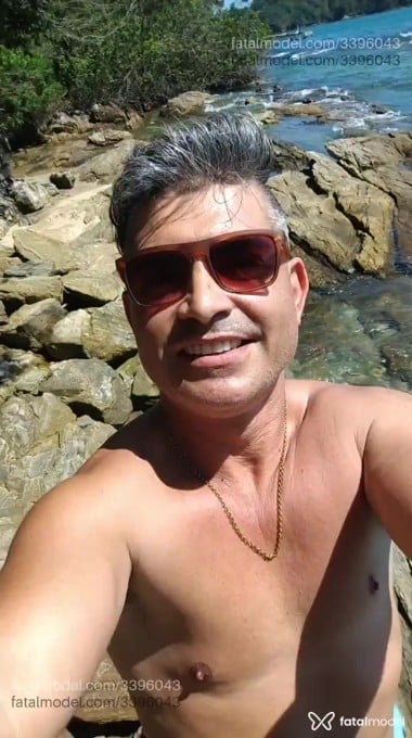 Acompanhante homem com cabelo grisalho de olhos castanhos em Bombinhas - Andershow