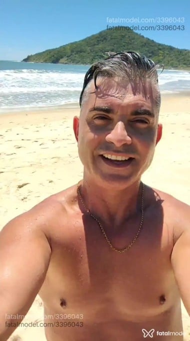 Acompanhante homem com cabelo grisalho de olhos castanhos em Bombinhas - Andershow