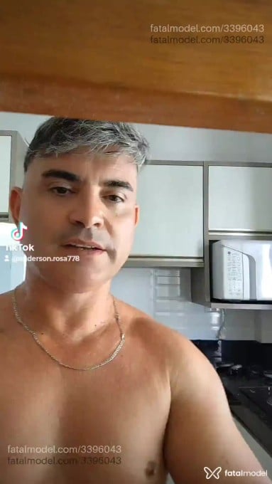 Acompanhante homem com cabelo grisalho de olhos castanhos em Bombinhas - Andershow
