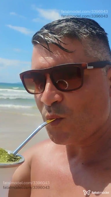 Acompanhante homem com cabelo grisalho de olhos castanhos em Bombinhas - Andershow