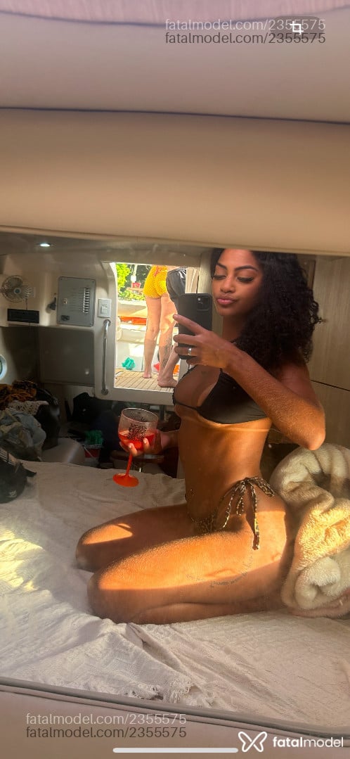 Acompanhante mulher com cabelo castanho de olhos castanhos em Cabo Frio - Julia Saury