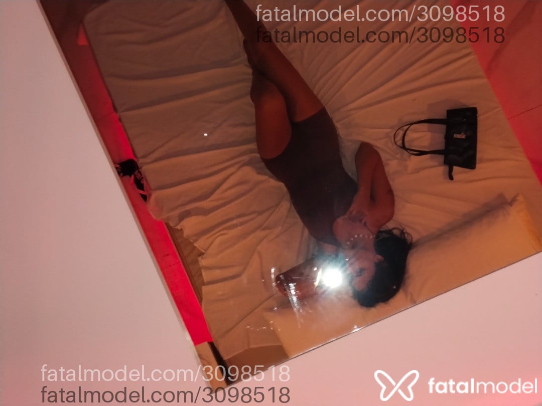 Acompanhante mulher trans com cabelo castanho de olhos castanhos - Scarlet