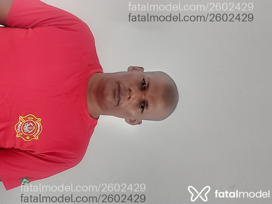Acompanhante homem com cabelo grisalho de olhos pretos - Celso Fernando