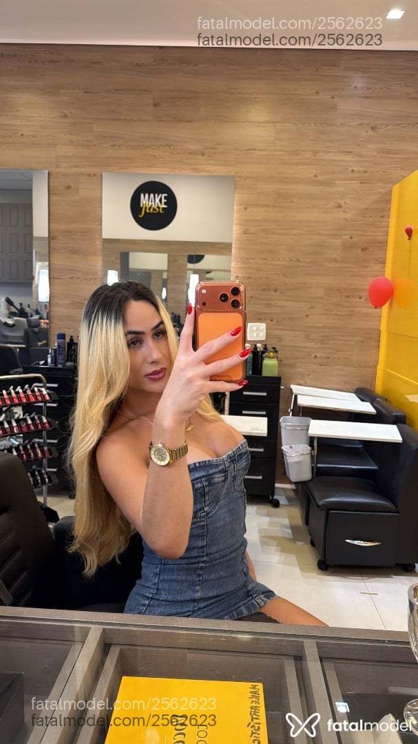 Acompanhante mulher trans loira (o) de olhos verdes - Júlia Oliveira