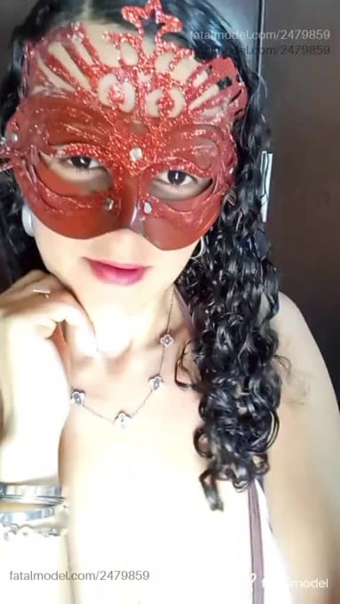 Acompanhante mulher morena (o) de olhos pretos - Triz Sol Acompanhante mulher morena (o) de olhos pretos - Triz Sol