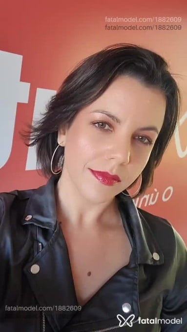 Acompanhante mulher com cabelo castanho de olhos verdes em Curitiba - Gisele Machado