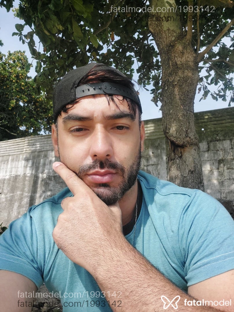 Acompanhante homem com cabelo castanho de olhos castanhos em São José - Tthéu