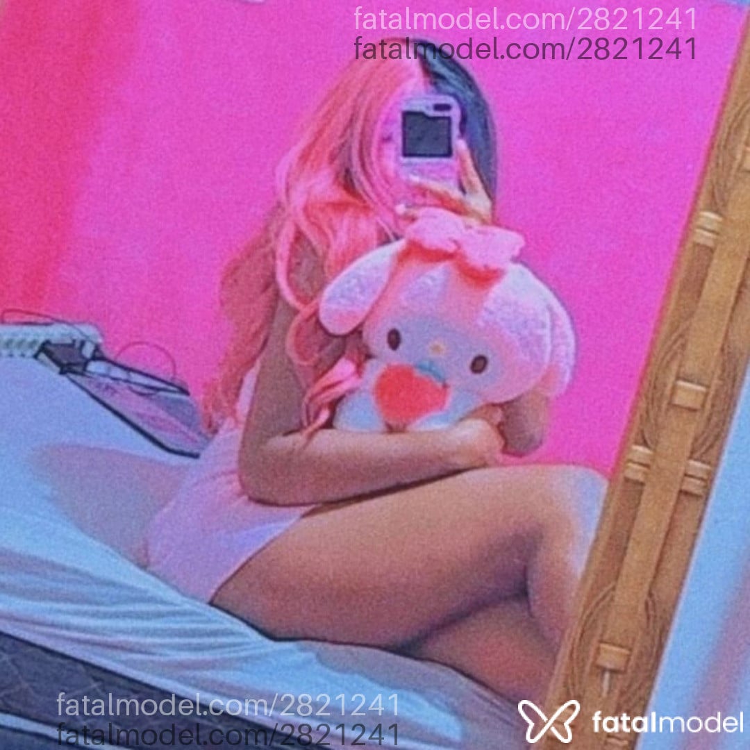 Acompanhante mulher trans com cabelo colorido de olhos pretos - Kitty
