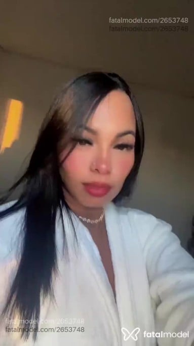 Acompanhante mulher morena (o) de olhos pretos - Bia