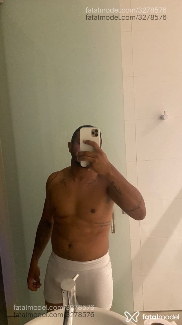 Acompanhante homem morena (o) de olhos castanhos - Pretinho Acompanhante homem morena (o) de olhos castanhos - Pretinho