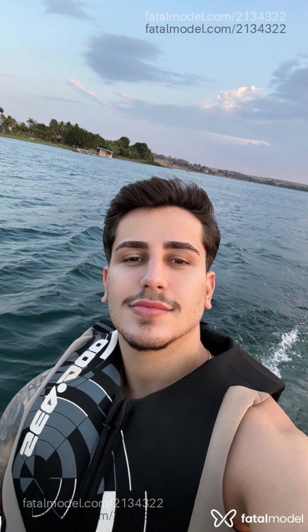 Acompanhante homem morena (o) de olhos castanhos em São Paulo - Vitor Lovatelli