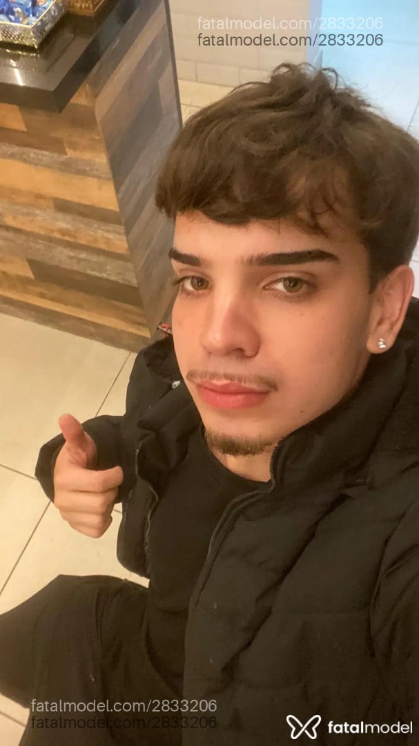 Acompanhante homem com cabelo castanho de olhos mel em São Paulo - Lucas Pasko