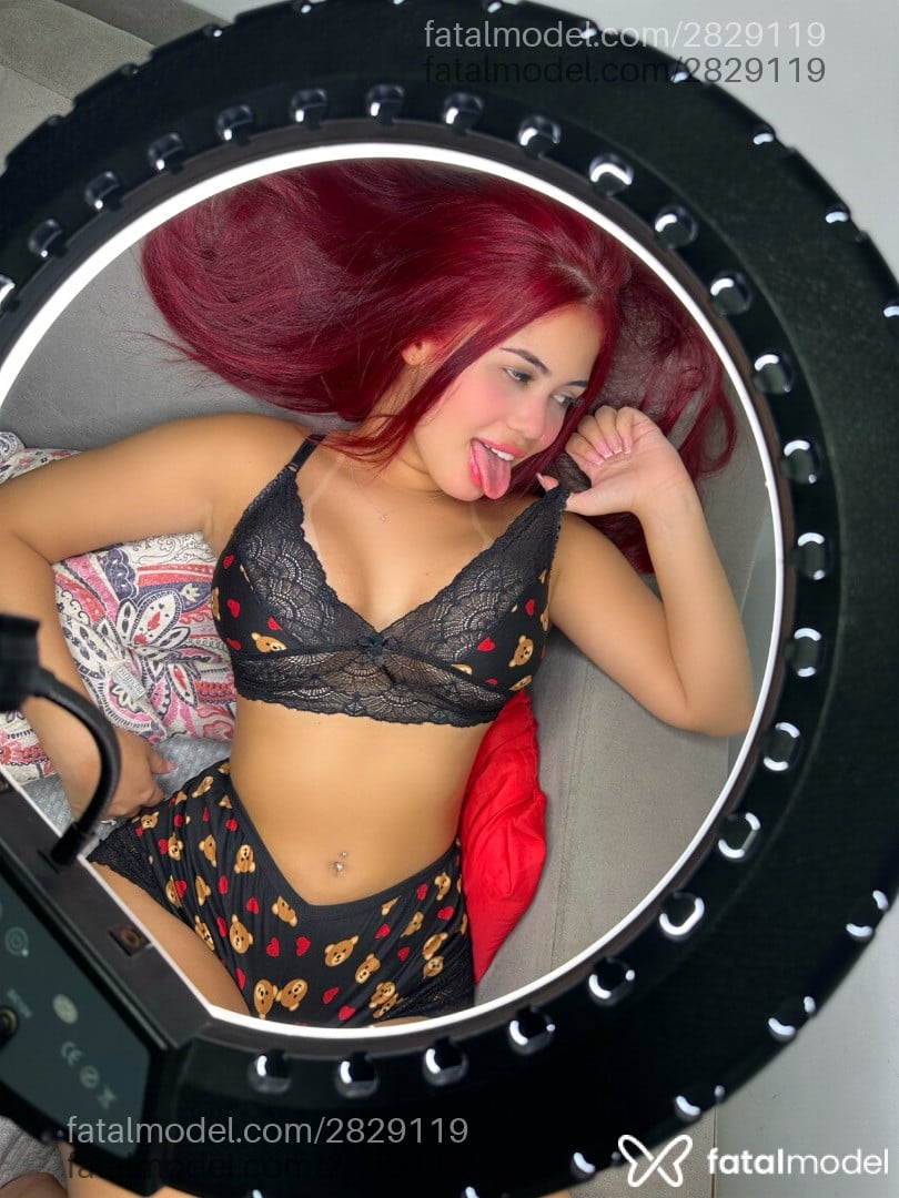 Acompanhante mulher ruiva (o) de olhos castanhos - Moranguete