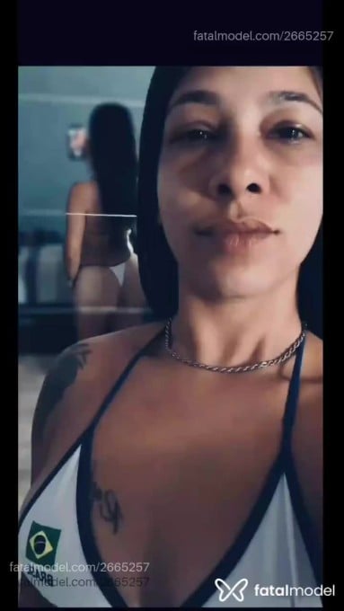Acompanhante mulher com cabelo colorido de olhos castanhos - Larissa Gomes Acompanhante mulher com cabelo colorido de olhos castanhos - Larissa Gomes