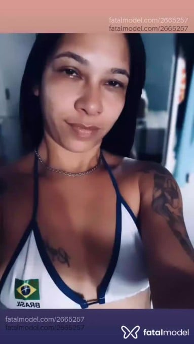 Acompanhante mulher com cabelo colorido de olhos castanhos - Larissa Gomes Acompanhante mulher com cabelo colorido de olhos castanhos - Larissa Gomes